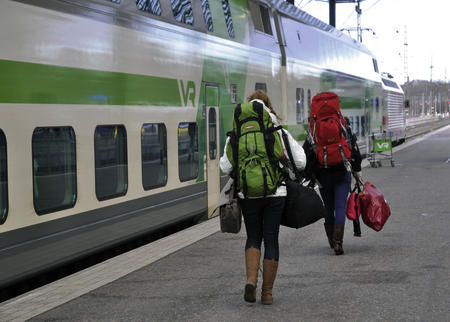 Bahnreisende am Bahnsteig der finnischen Bahn