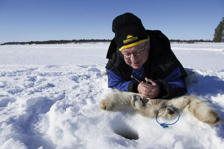 Eisangeln in Lappland (c) Klaus-Peter Kappest