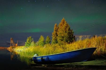 Ruderboot am See mit Nordlicht im Hintergrund (c)Thomas Kast