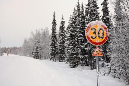 Schneebedeckte Fahrbahn in Lappland - Ihr Auto bleibt zu Hause (c) Aleksandra Zogalla Silvester in Lappland