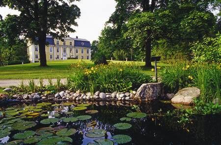 Herrenhaus Mustio mit umliegender Parkanlage